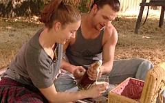 Kijk nu - Rondborstige gabriella banks wordt geneukt tijdens haar picknick