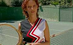 Jetzt beobachten - Tennisspielerin candi apple bekommt ihre college-muschi von einem schwanz geleckt