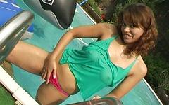 Kijk nu - A teen latina relaxes outside by the pool and fucks herself with a dildo