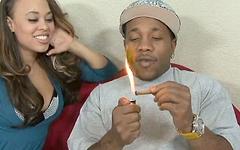 Guarda ora - Mone divine gives her cunt for a blunt