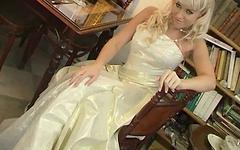 Guarda ora - Cindy feels like a princess and makes herself climax while dressed up