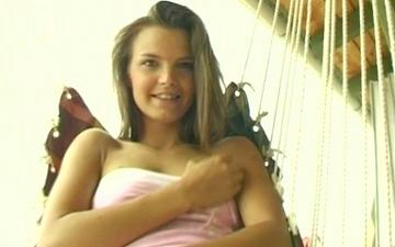 Herunterladen A really horny teen girl plays with her pussy and masturbates alone