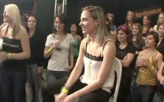 Jetzt beobachten - Watch a wild sex party spontaneously break out at at a male strip club