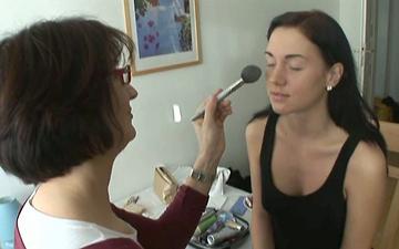 Downloaden A behind the scenes look at makeup and other activities on the porn set