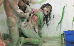 Guarda ora - Jasmine loves getting messy with paint and semen at the cunt carnivale
