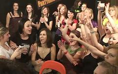 Kijk nu - A big group of girls at a party get naughty and start in with some hardcore