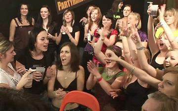 Downloaden A big group of girls at a party get naughty and start in with some hardcore