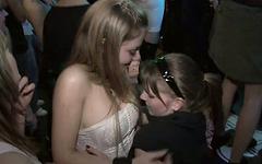 Kijk nu - Sweet brunettes and blonde play with each other's tits and cunts get fucked