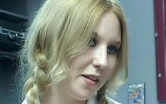 Kijk nu - Blonde mckayla sky kiert na interraciale anaal