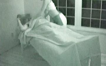 Télécharger Night vision catches masseuse going all the way