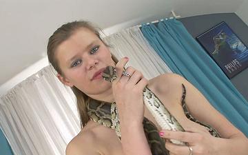 Herunterladen Benji wraps a snake around her throat then gets her hairy pussy fucked hard