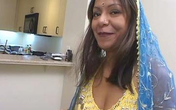 Downloaden Lollipop has a hot indian pussy ready for action