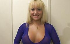 Kijk nu - Jasmine tame has huge boobs and loves to get on her knees to suck cock
