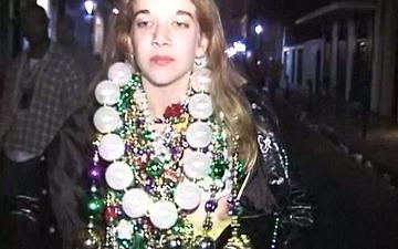 Downloaden The streets of new orleans on mardi gras
