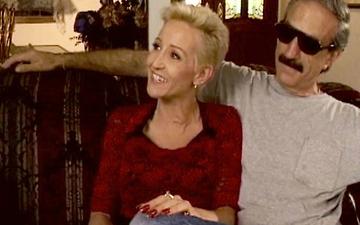 Herunterladen Blonde milf needs something new so she cock rides while her hubby watches