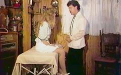 Kijk nu - This nurse gets royally flushed