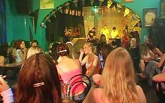 Jetzt beobachten - Group of women goes crazy slutty as they're surrounded by male strippers