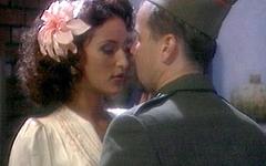Regarde maintenant - Jeu de rôle fantastique dans lequel lola voyage dans le temps pour baiser un soldat pendant la guerre.