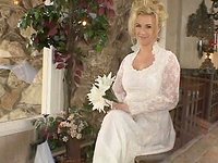 Kijk nu - Taylor lynn is in her wedding dress but all she really wants to do is fuck