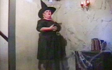 Herunterladen Kinky fat granny witch