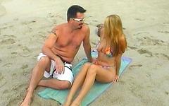 Regarde maintenant - Melissa se détend sur la plage, puis se fait baiser et asperger de sperme.