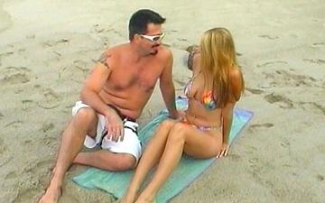 Télécharger Melissa se détend sur la plage, puis se fait baiser et asperger de sperme.