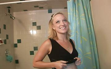 Descargar Olivia fucks her sudsy pussy in the shower