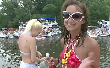 Herunterladen Watch a group of naked amateur college lesbians showing off for the crowd