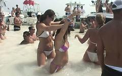 Regarde maintenant - Fun and frolicking on the beach sends these hot amateur sluts totally wild