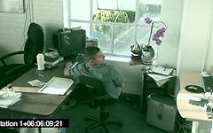 Jetzt beobachten - Handsome jock gets it on with a sledder twink in office surveillance video