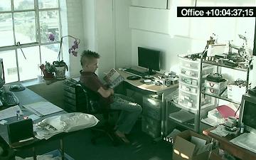 Télécharger Black dude gives a white twink a deep dicking in office surveillance video