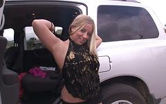 Regarde maintenant - Brianna shows off her body in a parking lot