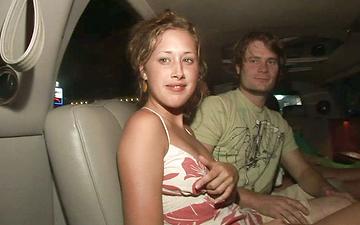 Herunterladen Things get wild in a limo as this amateur babe fingers her pussy