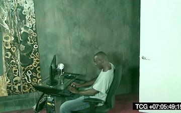 Télécharger Amateur black jocks suck and fuck in voyeur video footage