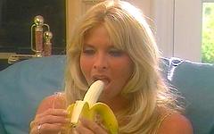 Regarde maintenant - Tara eats a banana then eats a dick