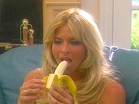 Jetzt beobachten - Tara eats a banana then eats a dick