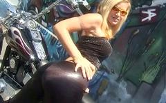 Jetzt beobachten - Veronica caine is a horny biker babe