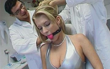 Scaricamento Dani blond swallows dicks with all her holes