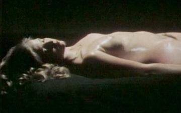 Herunterladen Pretty blonde is ravished on a black table in this one on one scene