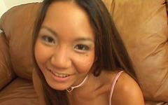 Kijk nu - Asian babe keeani lei toys and strokes off a cock with her dainty feet