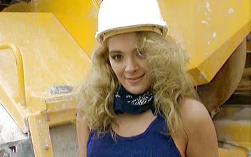 Télécharger Jacqueline wild sucks cock on a construction site wearing a hard hat