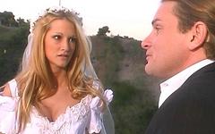 Ver ahora - Jessica drake sigue vestida de novia mientras se la follan en una limusina