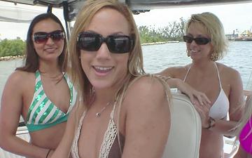 Herunterladen Four sexy girlfriends head out on a boat and wild passionate action ensues
