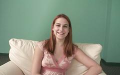 Regarde maintenant - Addie juniper spreads her legs on the casting couch