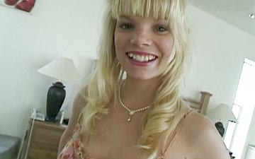 Herunterladen Blondie is a juicy big breasted honey who takes a facial like a champ