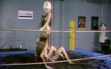 Downloaden Misty gets sexual in the ring with another woman