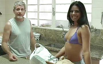 Télécharger Horny older dude gets to ass fuck a pretty latina then give her a facial