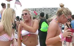 Kijk nu - Lacey goes to a miami beach party