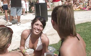 Herunterladen Sandria goes to a miami beach party