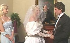 Jetzt beobachten - Hannah harper and missy monroe have kinky bridal anal session with a guy